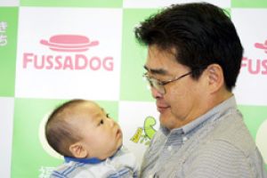写真:赤ちゃんと市長