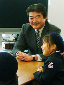 写真:福生多摩幼稚園の園児と市長