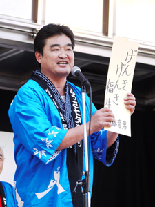 写真:第60回福生七夕まつりでの市長