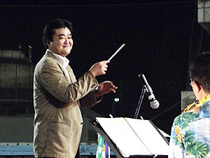 写真:七夕・福生吹奏楽団演奏で指揮をする市長