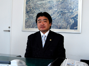 写真:「初登庁の日」市長室にて