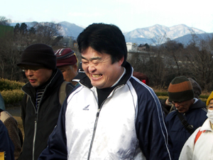写真:新春ウォーキングする市長