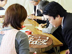 写真:松林会館「だれでもなんでも展」での市長