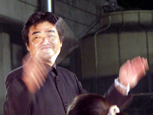 写真:七夕まつりで指揮をする市長