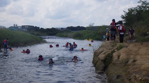 写真：いかだで川に入る様子