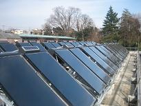 写真：屋上に設置された太陽熱集熱器