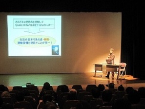 写真:講演中の大川匡子氏