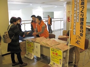 写真:受付を行う健康づくり推進員と来場者