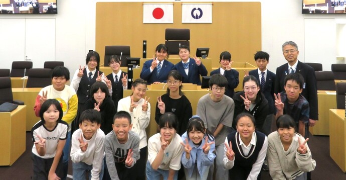 子ども議員と中学生講評者