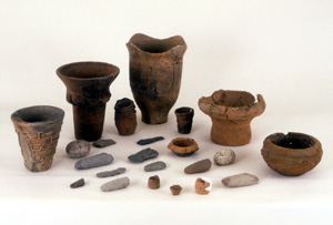 写真：長沢遺跡出土縄文式土器・石器（4000から5000年前）