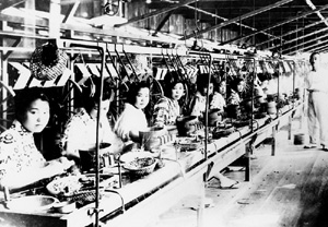 写真:森田製糸所糸繰り作業 熊川 大正14年8月