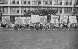 写真：市制施行を祝う児童（昭和45年）