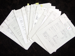 写真:たくさんの参加申込書