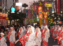 写真：民踊パレードの様子