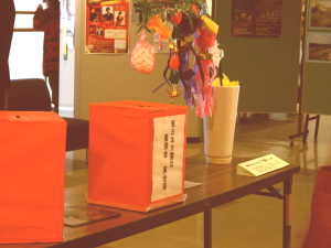写真：義援金箱と仙台市から寄贈された七夕飾り