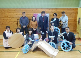 写真:「福生元気を出せ音楽祭」おもちゃ寄贈式