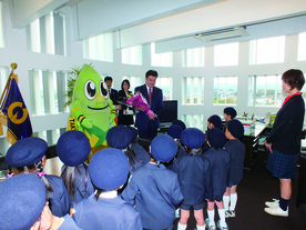 写真:福生多摩幼稚園児の訪問を受けて