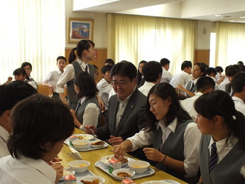 写真:中学校給食視察