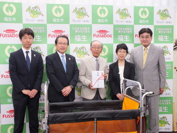 写真: トヨタ西東京カローラ株式会社からのお散歩カー寄贈式