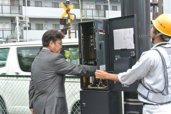 写真:横田基地専用線砂川街道踏切交通信号機点灯式