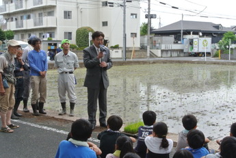 写真:市内小学生田植え体験視察