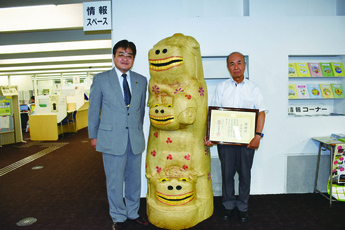 画像:彫刻作品「獅子三匹」の贈呈式にて