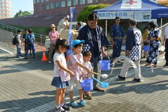 写真:福生打ち水日和