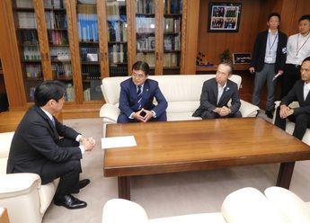 写真:横田基地に関する東京都と周辺市町連絡協議会要請行動