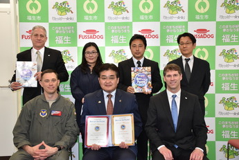 写真:星条旗新聞からの表彰式(応接室)