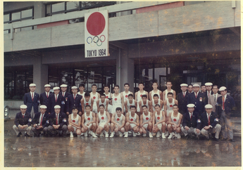画像：オリンピック聖火リレー走者として福生役場前で（石川さんは中段左から2人目）