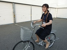 自転車に乗っている写真