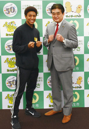 画像:市内プロボクシングジム所属ドミニク謙心選手表敬訪問にて