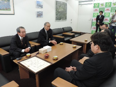 写真：加藤市長、福島副市長へ表彰の報告をされる石川人権擁護委員