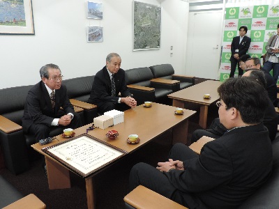 写真:加藤市長、福島副市長へ表彰の報告をされる石川人権擁護委員