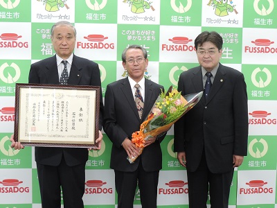 写真:市長との記念撮影(右:加藤市長、中央:石川人権擁護委員、左:中西人権擁護委員)