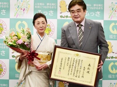 写真:市長との記念撮影(右:加藤市長、中央:石川人権擁護委員、左:中西人権擁護委員)