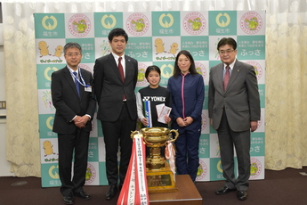 【写真】全国小学生バドミントン選手権大会出場の薗田優奈さん表敬訪問にて