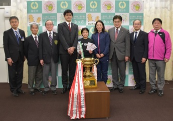 写真:小学生バドミントン全国大会出場報告