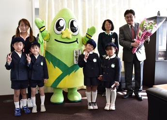 写真:福生多摩幼稚園児来訪