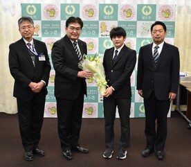 【写真】全国中学校アイスホッケー大会出場の工藤秀生さん表敬訪問にて