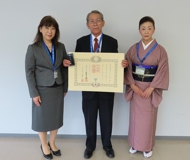写真:市長との記念撮影(右:加藤市長、左:石川人権擁護委員)