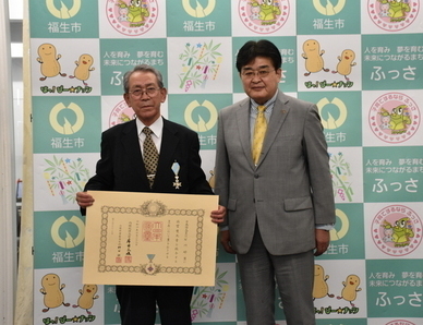 写真：市長との記念撮影（右：加藤市長、左：石川人権擁護委員）
