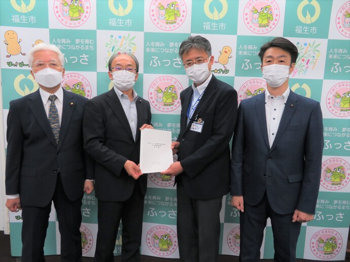 新型コロナウイルス感染症対策特別委員会第一回調査結果報告書を石田教育長へ提出