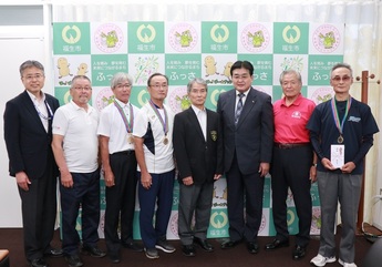 写真:ソフトボール「オール福生シニア」全国大会出場報告