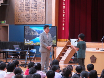 写真：福生第一小学校創立150周年記念特別授業「ようこそ先輩」