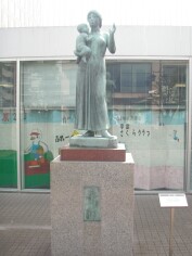 平和の像（市役所内）