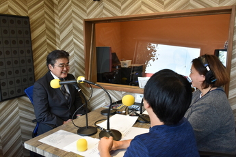 写真：コミュニティ放送局「Hello FM」出演