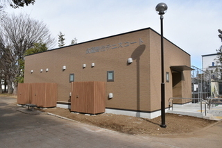 写真：武蔵野台テニスコート管理棟