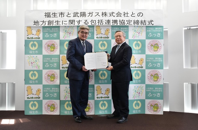 協定書を持つ加藤市長と山下社長