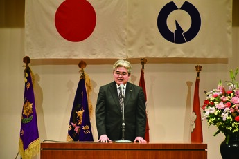 【写真】令和8年度福生市消防団入退団式にて